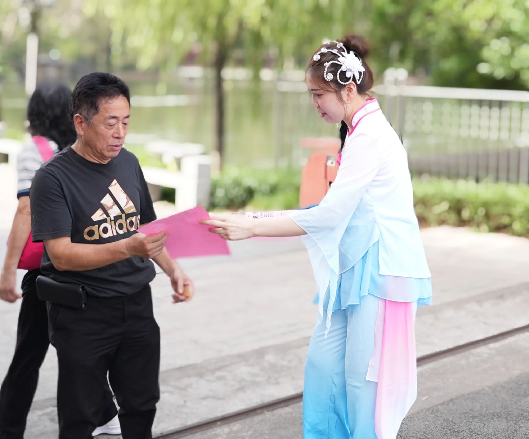 周末戏相逢<a href=http://www.xiaopiaoyou.com/yuejudefayuandi/ target=_blank class=infotextkey>越剧</a>综艺专场