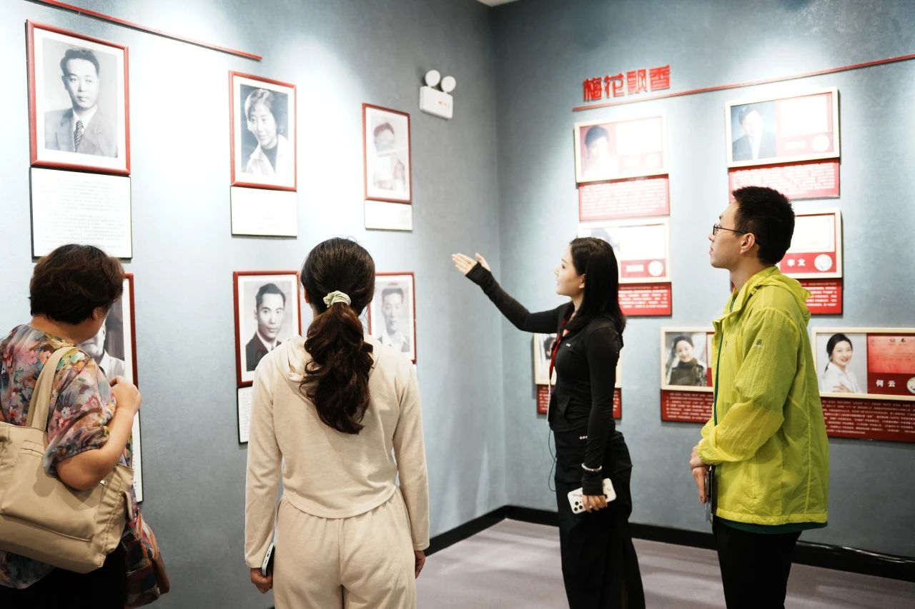 跟随<a href=http://www.xiaopiaoyou.com/huangmeixidefayuandi/ target=_blank class=infotextkey>黄梅戏</a>老师参观艺术展览馆