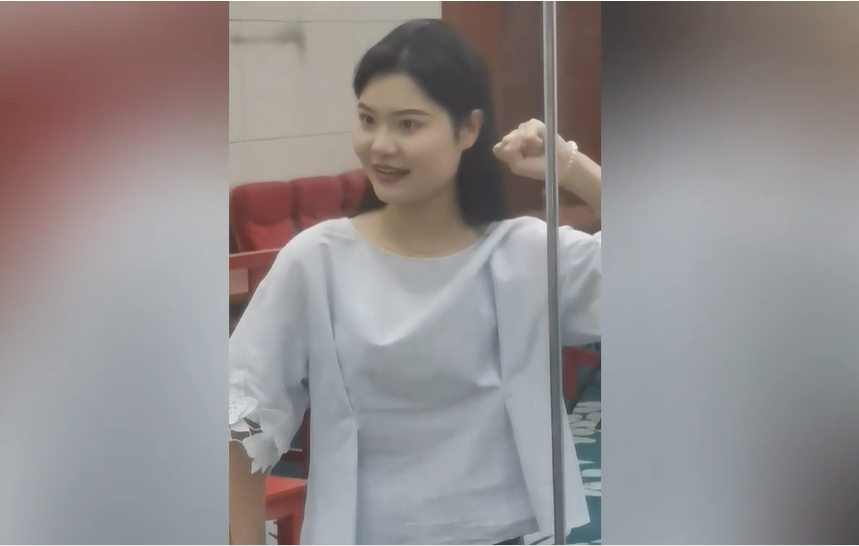 李佳梦反复练习《刘胡兰》唱段
