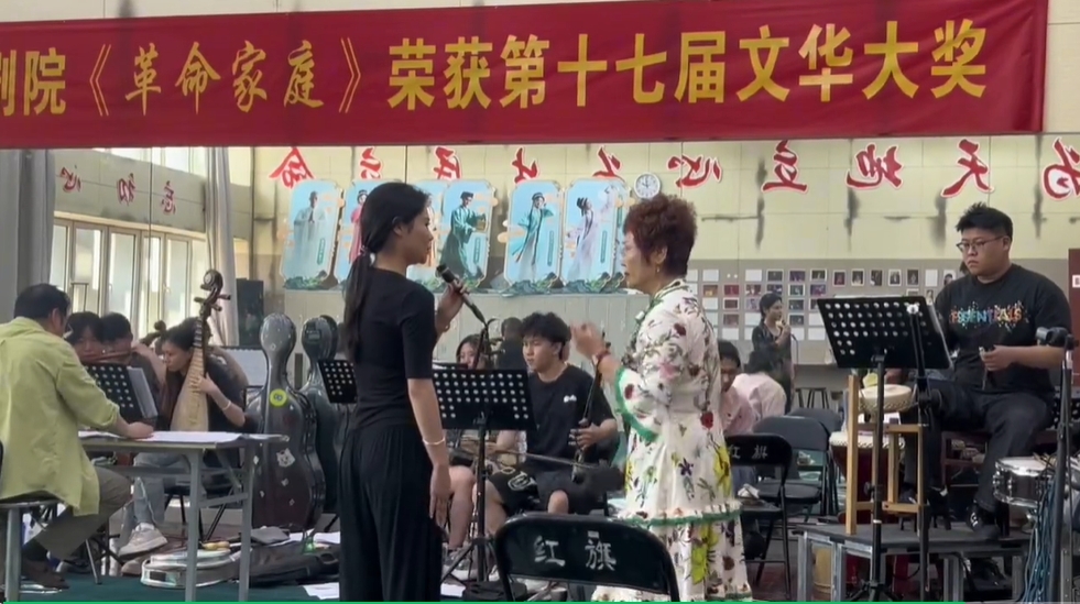 刘凤华老师向青年演员李佳梦传授经验