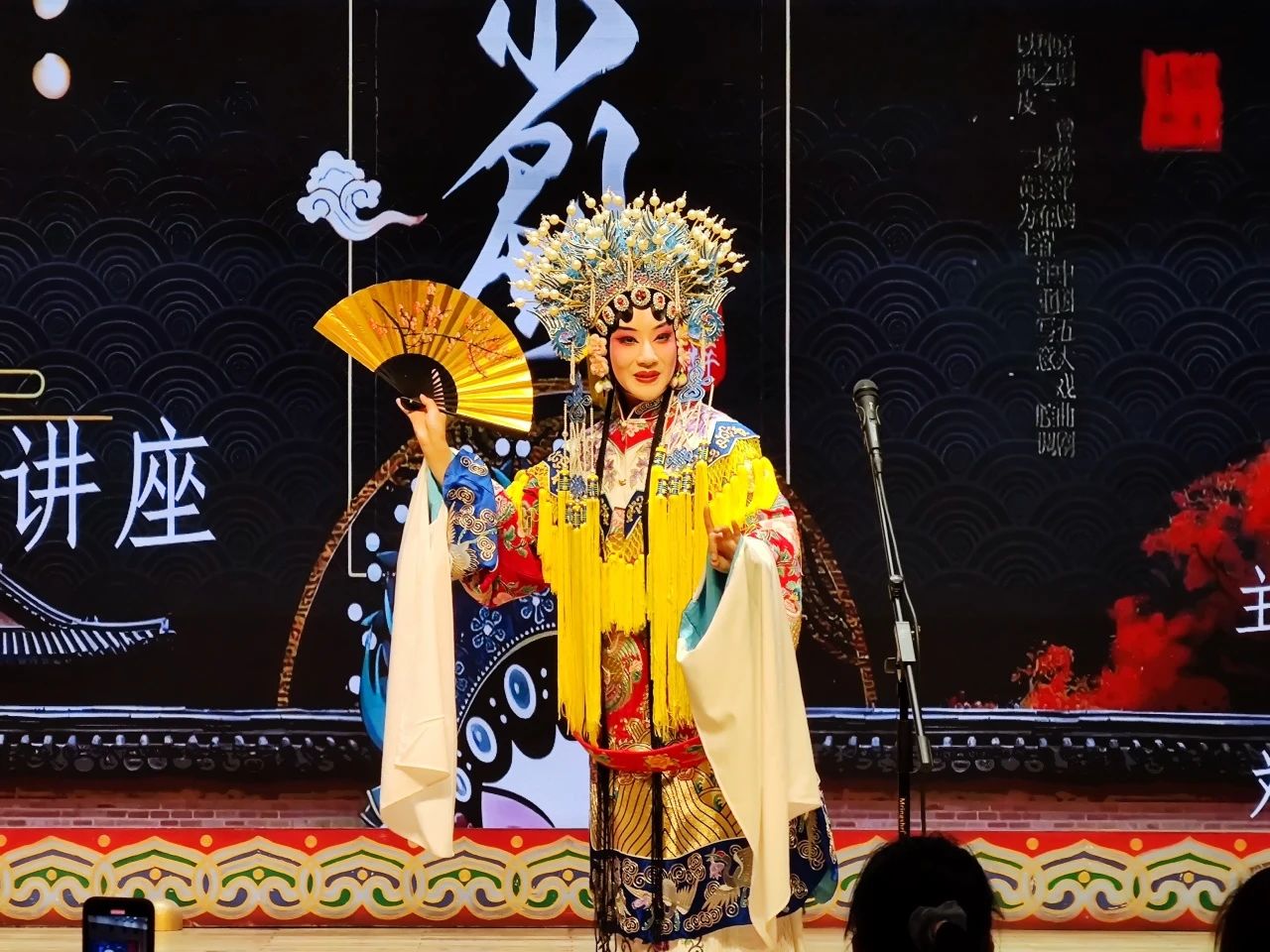沉浸式<a href=http://www.xiaopiaoyou.com/jingjuguocui/ target=_blank class=infotextkey>京剧</a>体验