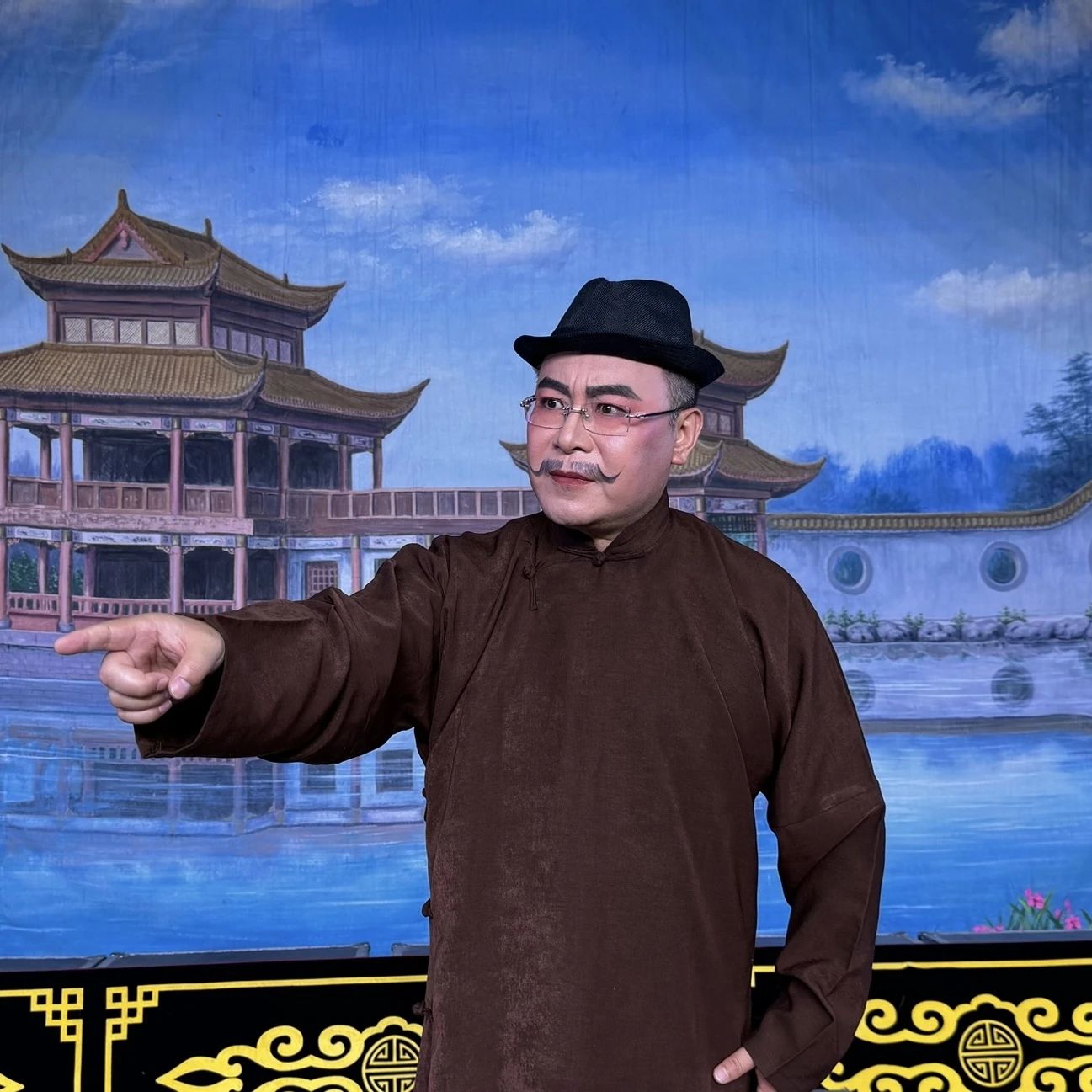李新伍