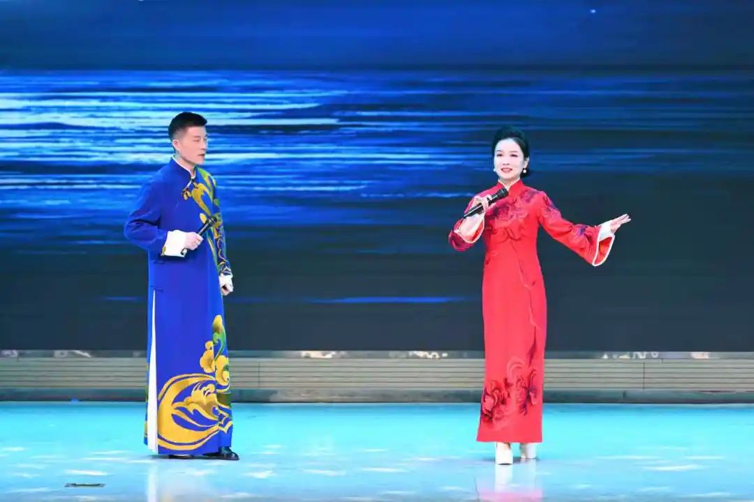 青年演员汪洋、毛楠楠献唱《十五的月亮为谁圆》