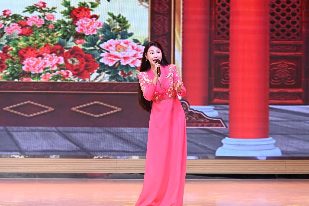 青年演员江敏带来经典<a href=http://www.xiaopiaoyou.com/huangmeixidefayuandi/ target=_blank class=infotextkey>黄梅戏</a>女驸马唱段《谁料皇榜中状元》