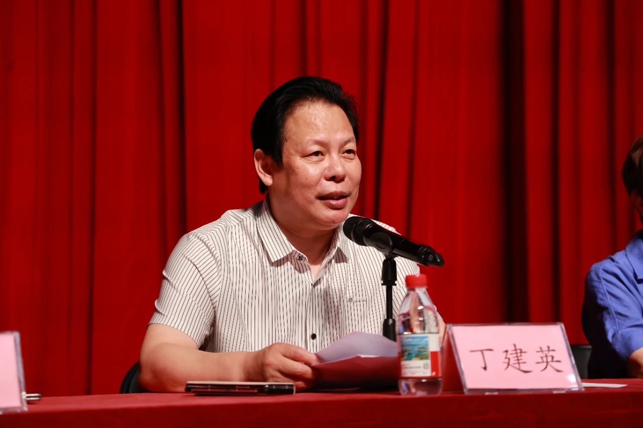 <a href=http://www.xiaopiaoyou.com/henanyuju/ target=_blank class=infotextkey>河南豫剧</a>院党支部书记院长丁建英