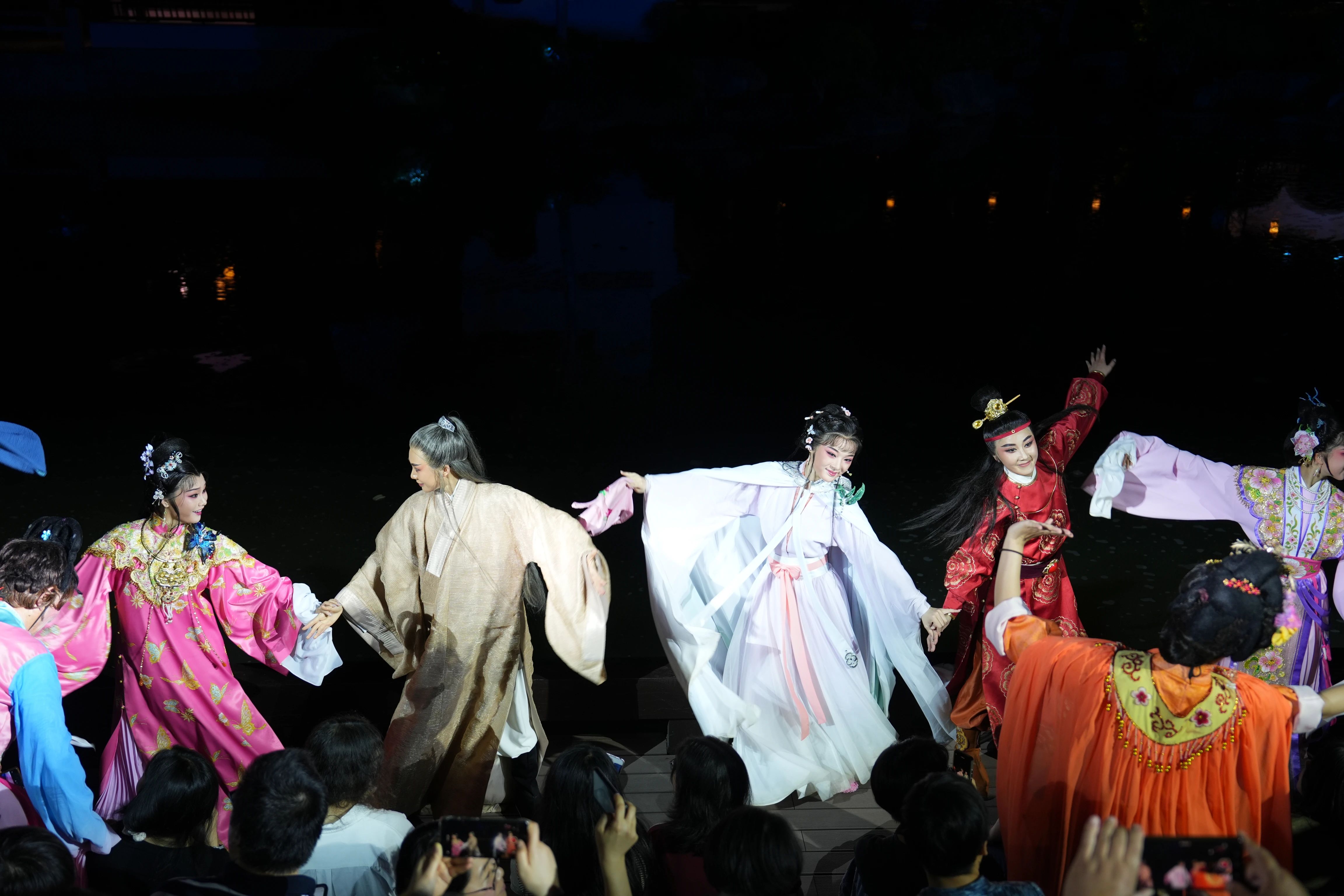 沉浸式<a href=http://www.xiaopiaoyou.com/yuejudefayuandi/ target=_blank class=infotextkey>越剧</a>梦回大观园