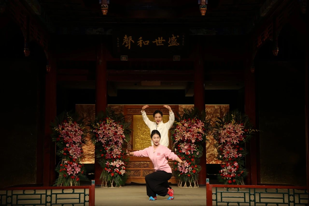 新徒朱冰贞、杨禹薇表演新创剧目《妇好传奇》