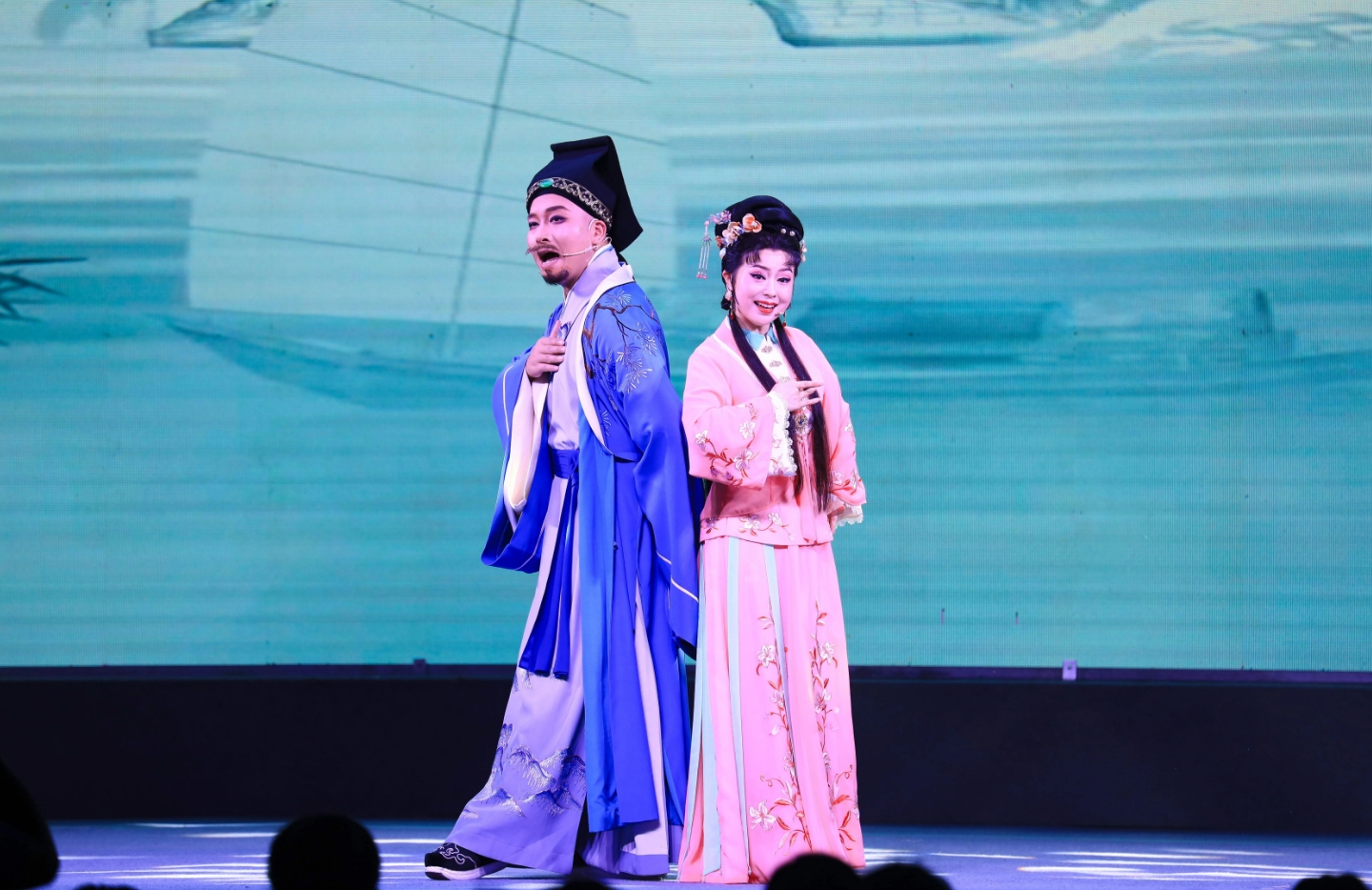 湖北<a href=http://www.xiaopiaoyou.com/huangmeixidefayuandi/ target=_blank class=infotextkey>黄梅戏</a>艺术剧院的桂王杰、邢凌云、王红梅、柯随新