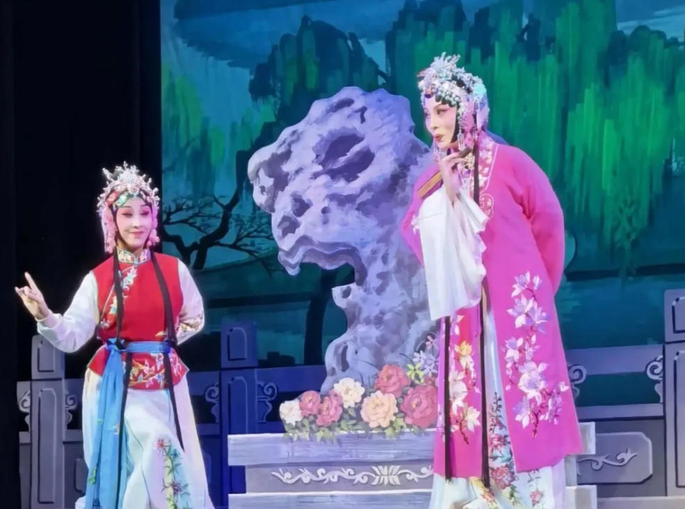 河南省新郑市豫剧文化演艺中心来沪慰问演出豫剧常派名剧《大祭庄》《花木兰》