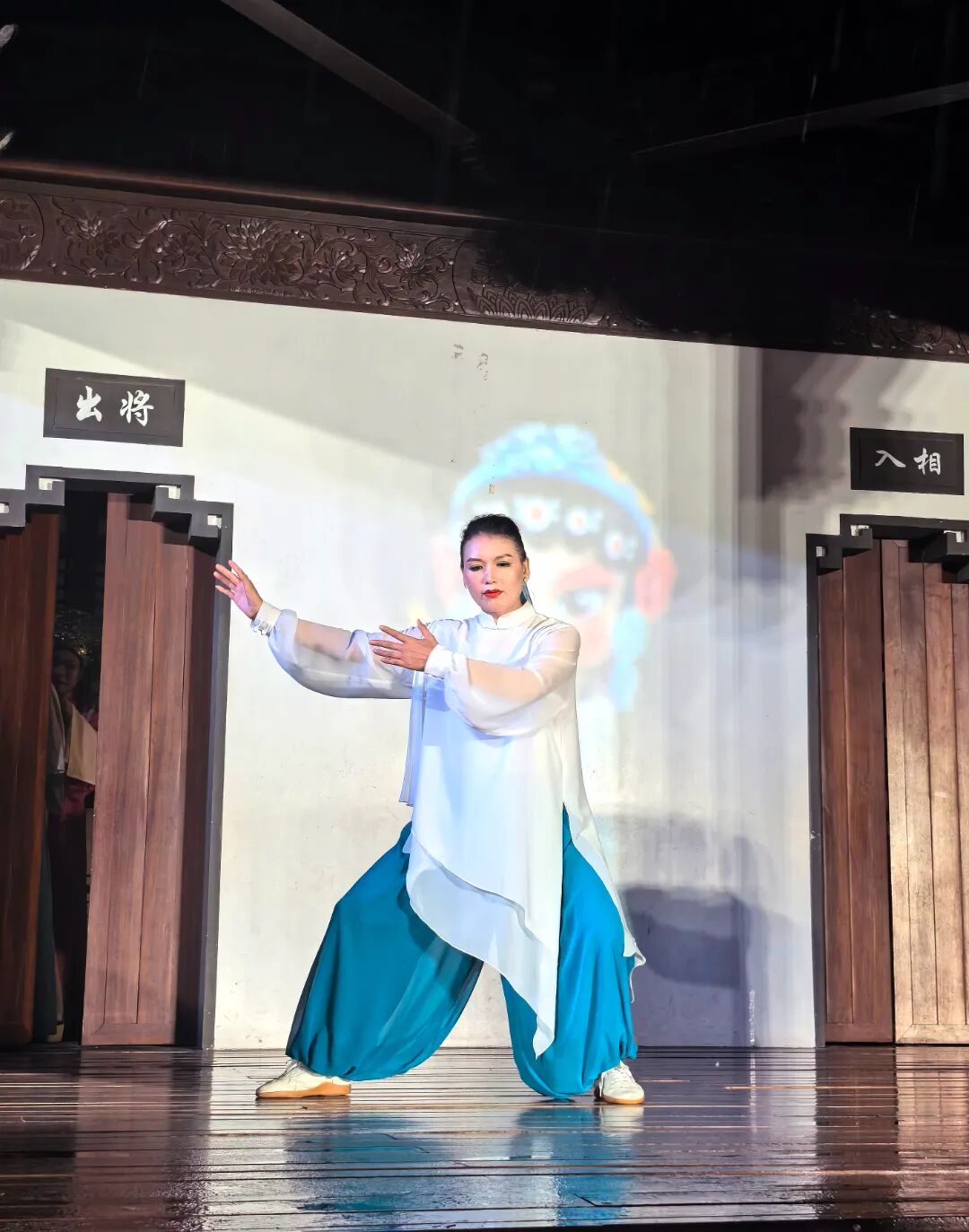 古戏台<a href=http://www.xiaopiaoyou.com/yuejudefayuandi/ target=_blank class=infotextkey>越剧</a>演出