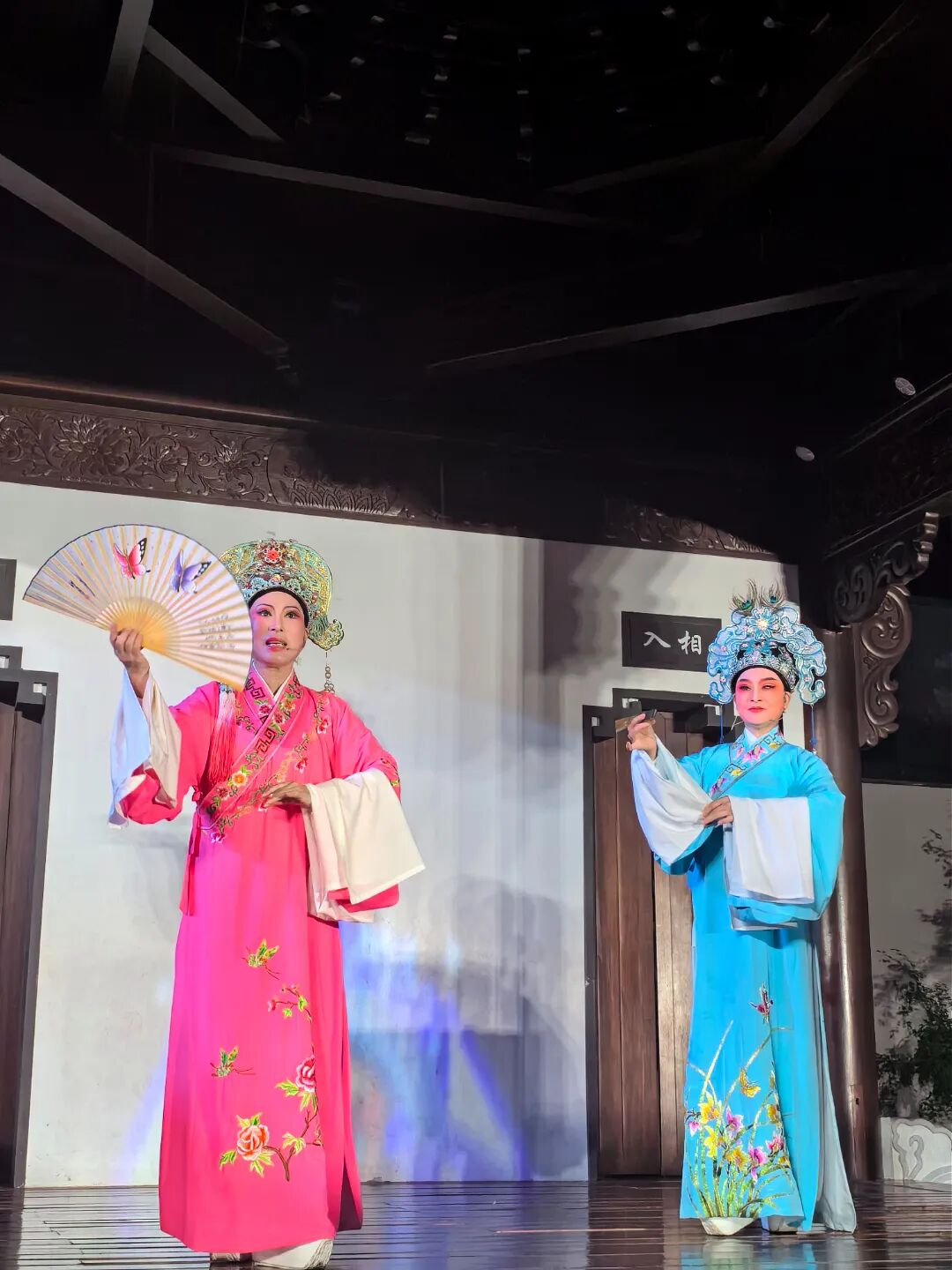 古戏台<a href=http://www.xiaopiaoyou.com/yuejudefayuandi/ target=_blank class=infotextkey>越剧</a>演出