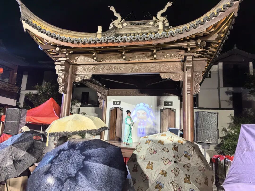 古戏台<a href=http://www.xiaopiaoyou.com/yuejudefayuandi/ target=_blank class=infotextkey>越剧</a>演出