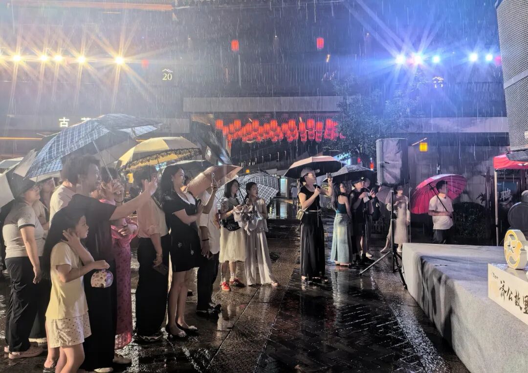 古戏台<a href=http://www.xiaopiaoyou.com/yuejudefayuandi/ target=_blank class=infotextkey>越剧</a>演出
