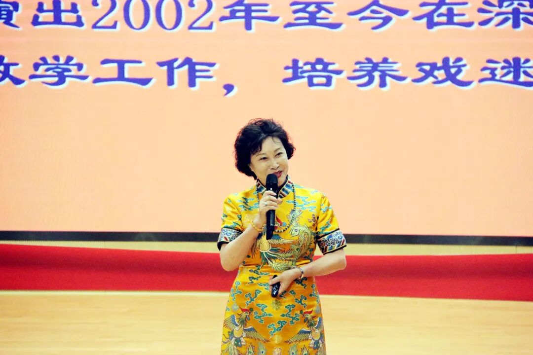 中国戏剧家协会会员、国家一级演员、东湖中学<a href=http://www.xiaopiaoyou.com/jingjuguocui/ target=_blank class=infotextkey>京剧</a>社何青贤