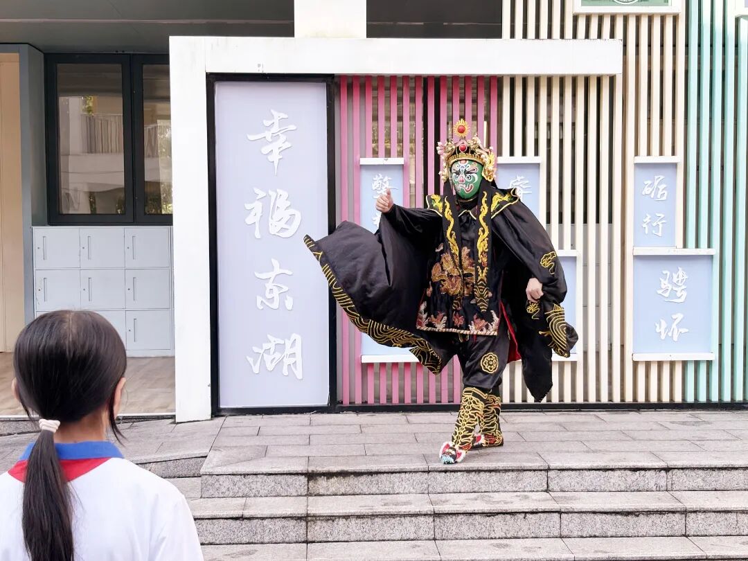 东湖中学成功举办2025年戏曲进校园<a href=http://www.xiaopiaoyou.com/jingjuguocui/ target=_blank class=infotextkey>京剧</a>专场演出